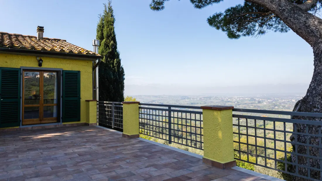 Il cipresso davanti casa